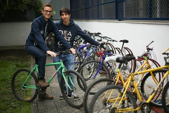 Dominik es uno de los estudiantes del programa Erasmus a los que Rafael Nogales le ha alquilado una bicicleta.