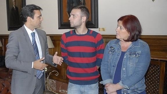 El joven condenado por el uso de una tarjeta bancaria busca apoyo institucional para no entrar en la cárcel