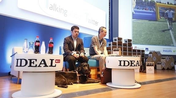 Los dos ponentes han enseñado a los asistentes como navegar 