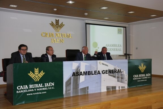 El presidente, José Luis García Lomas, toma la palabra en la asamblea de ayer en la sede de Geolit.