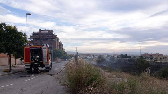 Los bomberos sofocan un incendio en la calle Hermigua