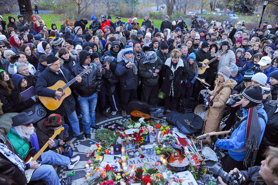Homenaje a Lennon en torno al mosaico de Strawberry Fields, en el 30 aniversario de su muerte. 
