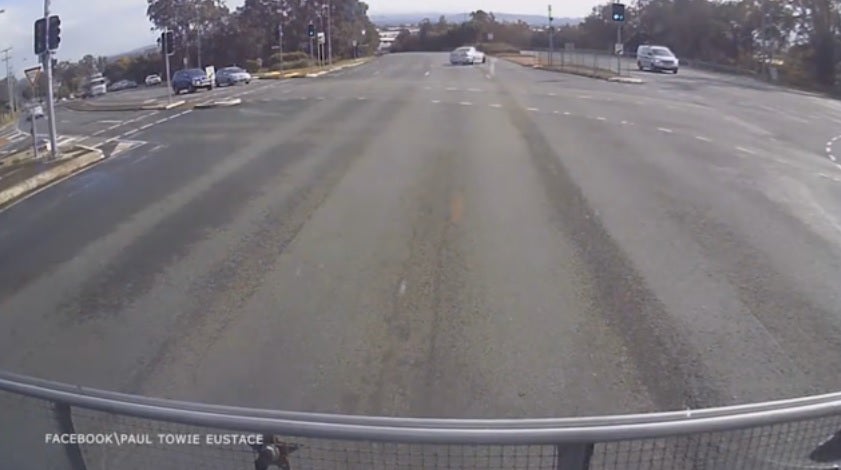 Se parte de risa al ver que un coche hace trompos al lado de la poli