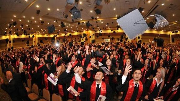 "Fiestas de graduación hasta para niños de biberón, nos estamos 'americanizando'"