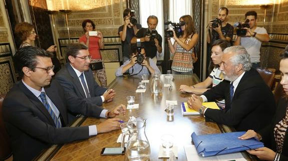 Reunión entre el alcalde de Granada y el presidente de la Diputación y el secretario de Estado 