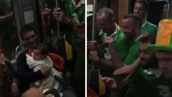 La genial reacción de aficionados irlandeses cantando al ver que hay un bebé en el metro