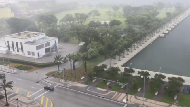 Caen muebles del cielo durante una tormenta en Miami