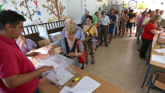 Cola para votar en el Colegio Alcazaba de la capital.