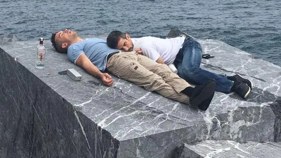 Rescatados dos jóvenes borrachos dormidos sobre una una roca junto al mar