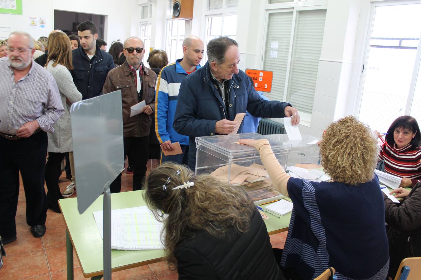Ciudadanos guardan cola para depositar su voto en un colegio electoral de Jaén, el pasado 20 de diciembre. 