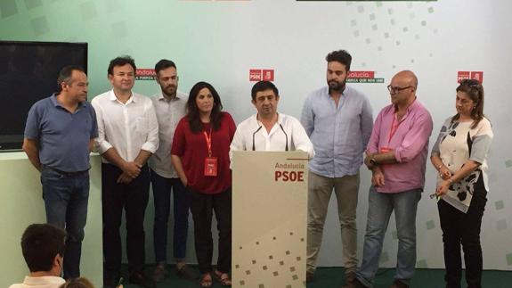 El secretario de los socialistas jienenses, Francisco Reyes, compareció anoche para analizar los resultados en la sede del PSOE. 