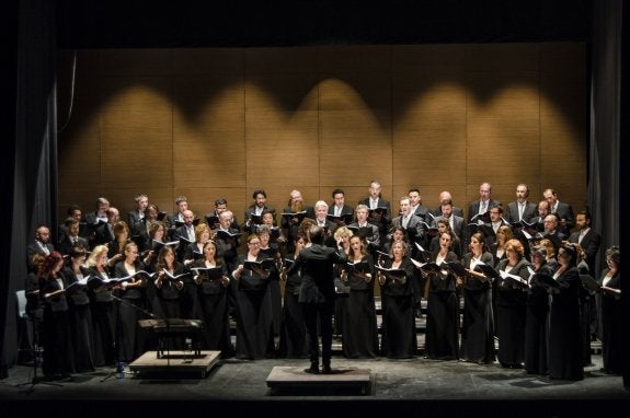 Un momento de la actuación del Coro de RTVE en el Centro Lorca en la noche de ayer.