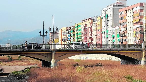 La secuencia de los hechos terminó en el puente de Armiñán, donde el agresor fue arrestado. 