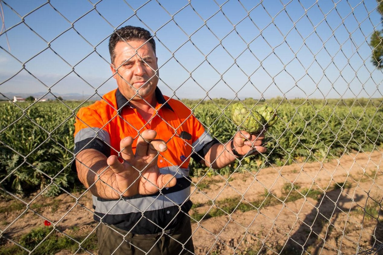 Fernando Pulido, tras la alambrada de trescientos metros que ha instalado en su finca para limitar la presencia de intrusos.