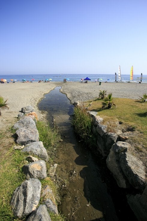 Desagües en Playa Granada.