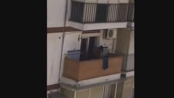 Le retiran la tutela de su perro tras grabarle una vecina mientras le pegaba