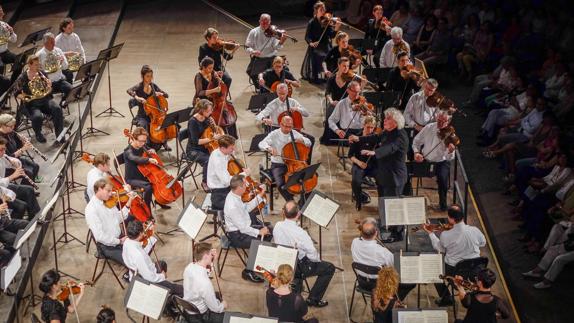 Simon Rattle dirige a la Orquesta Sinfónica de Londres en la actuación que ofrece el elenco británico anoche en el Palacio Carlos V.