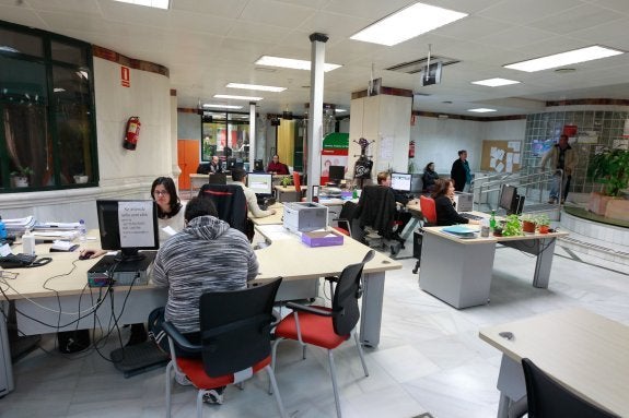La cifra de desempleados registrados en las oficinas del SAE ha caído en cerca de 5.000 personas en los dos últimos meses. :: ALFREDO AGUILAR