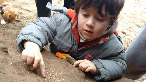 Martín Landini con los fósiles encontrados por él mismo. 