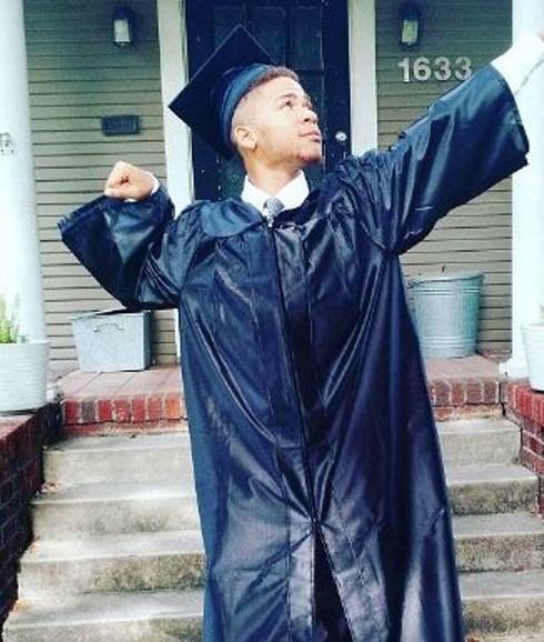 Un joven vagabundo se gradúa con una de las 5 mejores notas de su clase