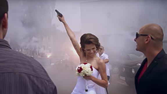 La boda de un hooligan: disparos, muchas bengalas y coches de lujo