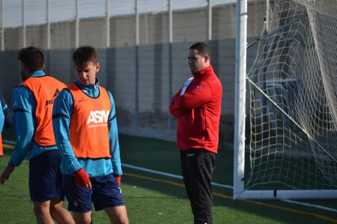 Rafa Ortega, a la derecha, vigila uno de los entrenamientos de los canteranos.