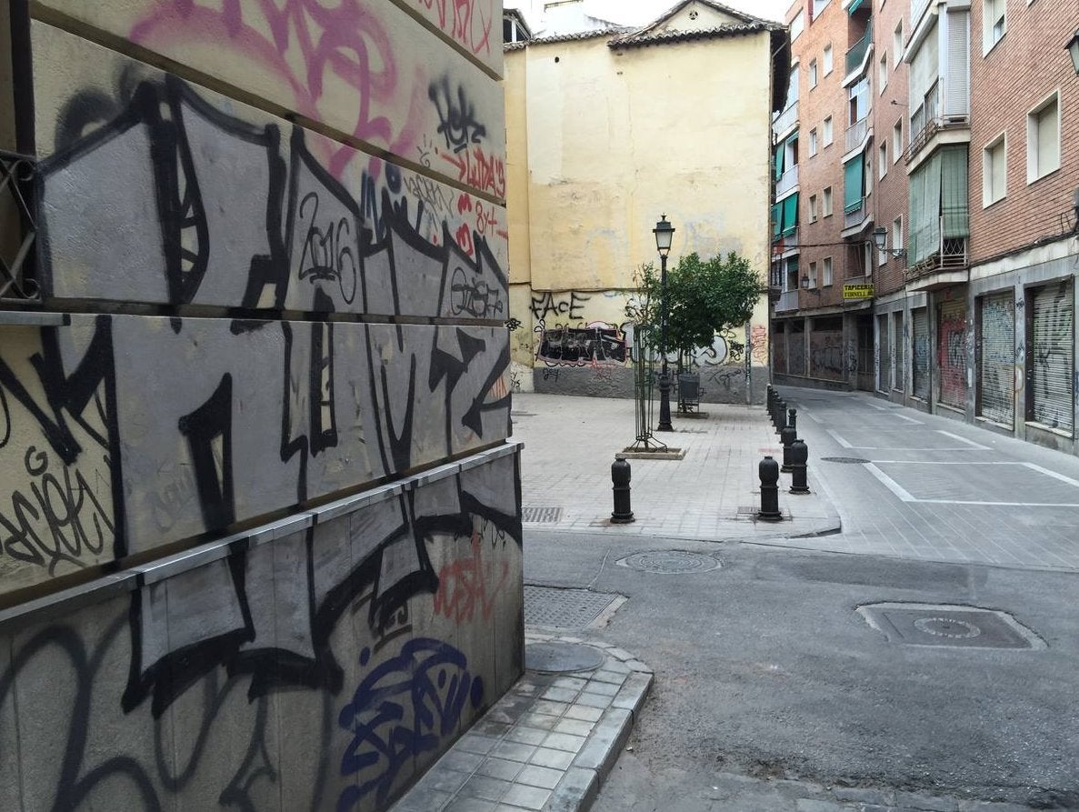 Una de las escasas y coquetas placitas del barrio, deteriorada por las pintadas.