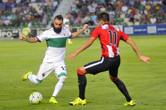 Cifu, en su etapa en el Elche, intenta deshacerse de la marca de Aitor Seguín.