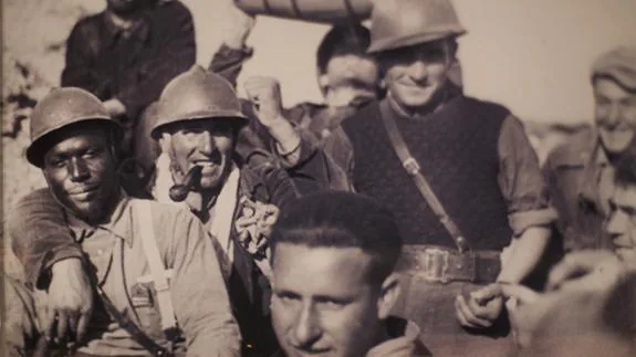 Oliver Law posa junto a un grupo de compañeros durante un alto en el combate.