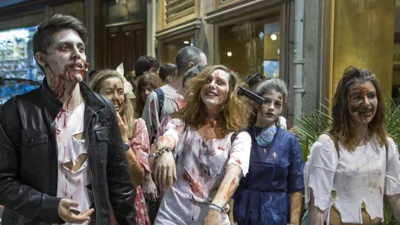 Varios participantes, caracterizados como zombis, en Granada. 