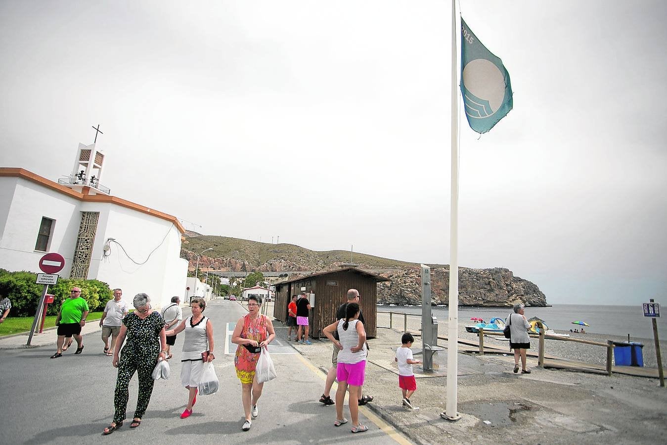 En la playa de Calahonda ondea la bandera azul del año pasado.