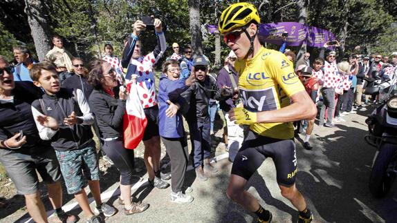 Froome echa a correr carretera arriba al quedarse sin bicicleta