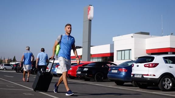 Rubén Rochina pasea con la maleta en dirección al autobús que le llevó a San Pedro del Pinatar.