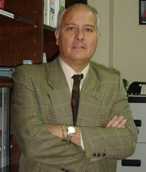 Juan Manuel de Faramiñán posa en su despacho.