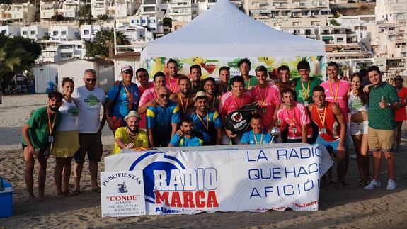 San José disfruta del fútbol playa con Radio Marca Almería y Caribata