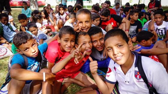 Un grupo de niños saharauis se divierten en el césped, en una de las actividades que el proyecto 'Verano en Paz' tiene programadas.