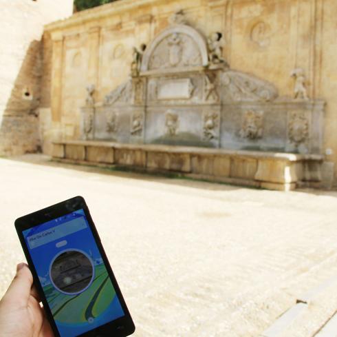 Buscando Pokèmon en la entrada de La Alhambra