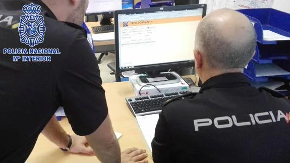 Dos agentes de Extranjería durante una investigación en la Comisaría Provincial de Almería. 
