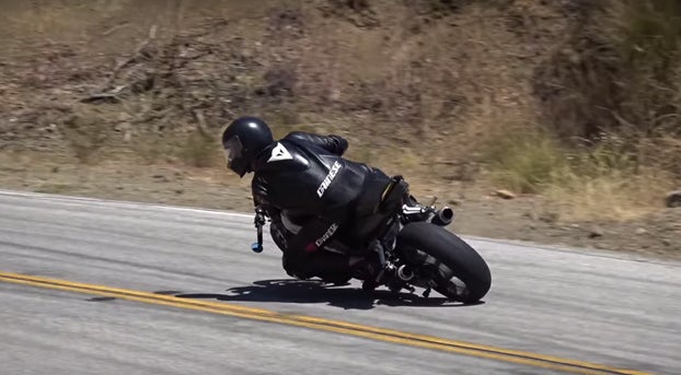 Le falta un brazo pero él sigue montando en moto