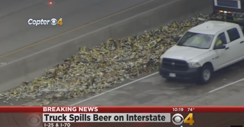 Un camión de cerveza vuelca en EE.UU. derramando todo lo que llevaba