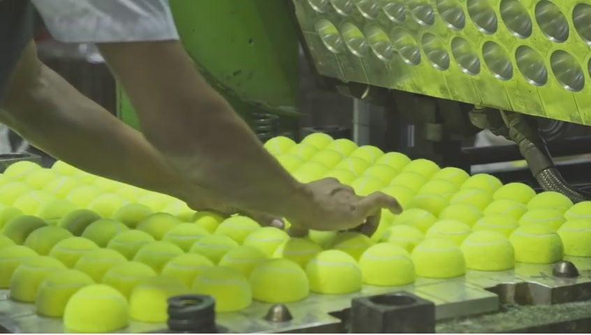 ¿Te has preguntado cómo se hacen pelotas de tenis?