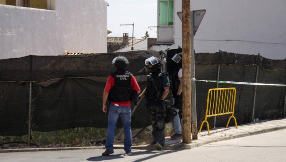 Agentes de la Guardia Civil en las inmediaciones de la vivienda. 