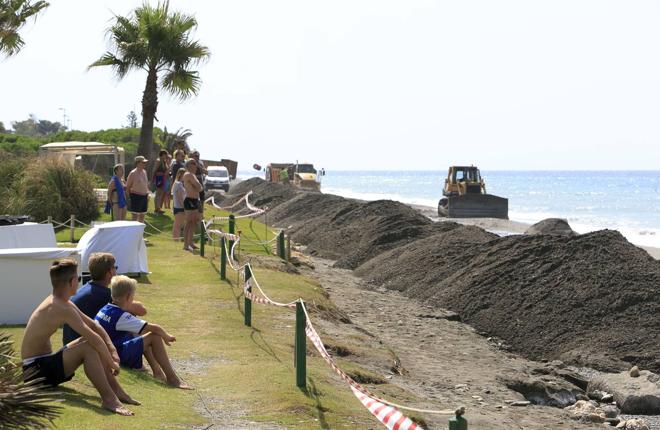 Vecinos de Playa Granada y huéspedes del hotel Robinson alucinaban la semana pasada al ver el cordón que impedía el paso a la playa por las obras de regeneración. 