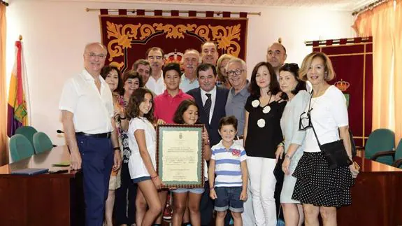 Basilio Dueñas rodeado de su familia tras el acto de homenaje en el Ayuntamiento. 