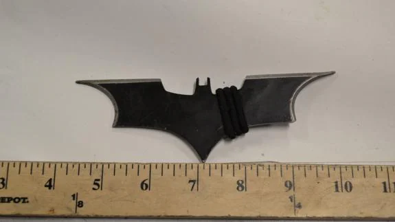 Detienen a un chico tras lanzar un batarang a la policía