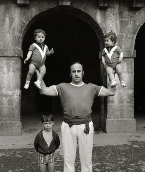 José Antonio Lopetegui, Agerre II, sostiene a sus hijas Miriam e Idoia en una toma para una televisión japonesa, que visitó Asteasu en 1971. El pequeño es Julen Lopetegui. Su hermano mayor, Joxean, no quiso posar y se escapó corriendo.