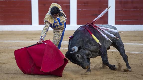El torero linarense Curro Díaz indulta un victorino en Calasparra