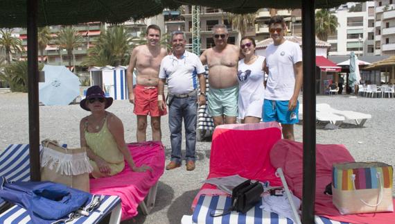 Mariano (con vaqueros), con sus clientes incondicionales que preferirían comprar acciones del chiringuito a pagar la cuenta cada día.