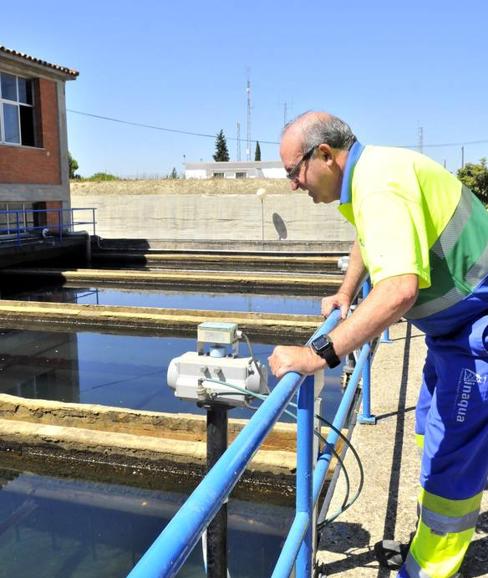 Un operario trabajando en las instalaciones de Linaqua. 