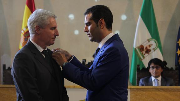 El alcalde impone el Escudo de Oro de la Ciudad al neurocirujano Miguel Ángel Arráez